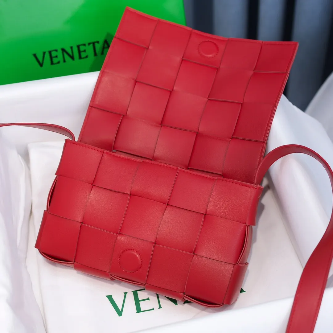 Real shots 👇BV Cassette’s trendy design is earth-shakingly beautiful. The handsome handwriting with flamboyant personality has completely changed the dull style of the past. Beauty is a topic that women can never refuse. Walking on the streets of Milan, you can see her figure everywhere. It is called tofu bag, original sheepskin: the key point is that both men and women can control it, and has become a big celebrity in the fashion circle. The size is 23*15*5 [6687#] big red.